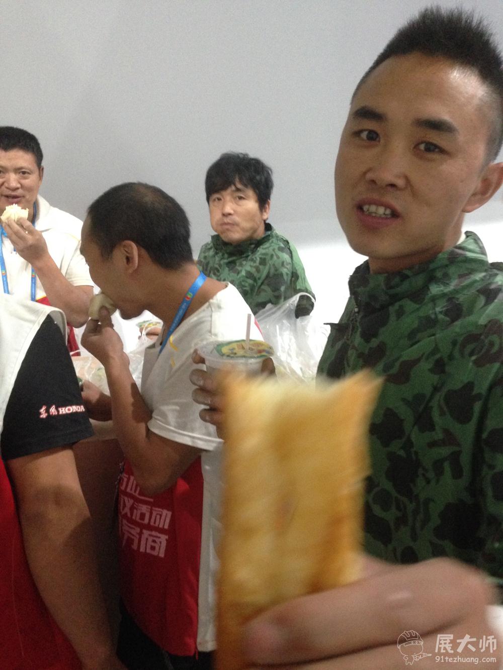 第四天早晨的早飯,瞧這個帥小伙