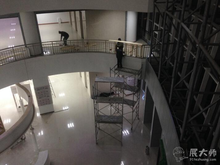夜晚雖深，但施工不停